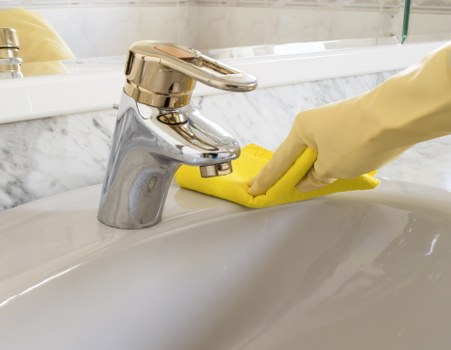 Kitchen deep cleaning during a Bermondsey tenancy handover